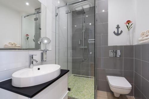 a bathroom with a sink and a shower at Freiburg Apartments Friedrichring in Freiburg im Breisgau