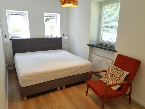 ザンクト・アンドレーアスベルクにあるFewo Waldblickの小さなベッドルーム(ベッド1台、椅子付)