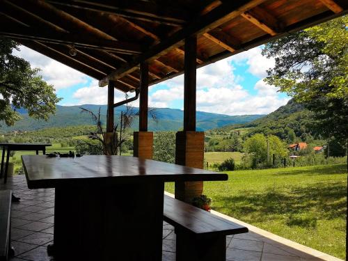una mesa de picnic con vistas a las montañas en Private place, Boca, en Bihać