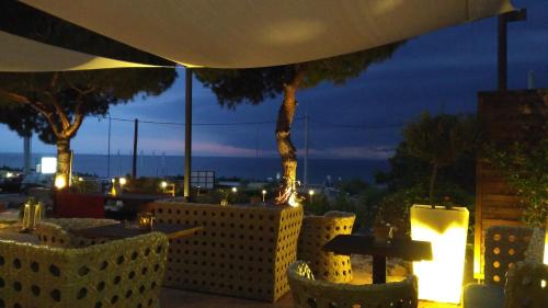 a restaurant with a view of the city at night at me gusta suite by the sea in Anavissos