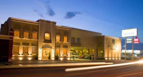 a building on the side of a street at night at Hotel Plaza las Quintas in Hermosillo