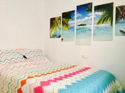 フエンヒロラにあるFuengirola Central & Beachのベッドルーム1室(ベッド1台付)が備わります。壁には絵画が飾られています。