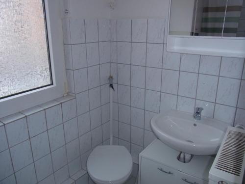 ザールブリュッケンにあるMonteur-Wohnung, City-Unterkunft "Ponderosa"の白いバスルーム(トイレ、シンク付)