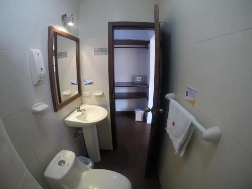 Bilik mandi di Hostal Costa del Pacifico