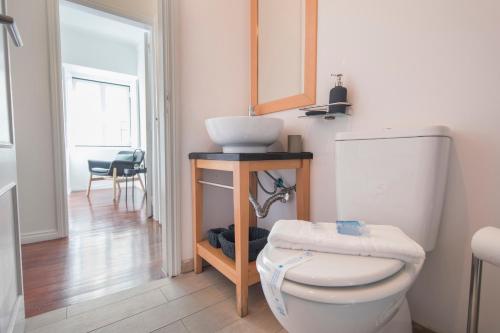 een badkamer met een wit toilet en een wastafel bij Bica Patio 3BDR Duplex by LovelyStay in Lissabon