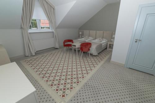 a room with a bed and a table and chairs at Baśniowa in Wyszków