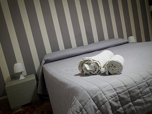 パレルモにあるAl Civico 8 - Palermoのベッドルーム1室(ベッド1台、タオル2枚付)