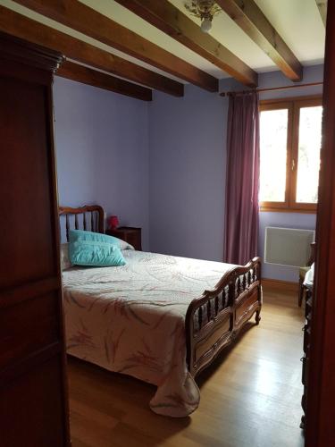 une chambre avec un grand lit dans une pièce dans l'établissement Maison Bakea, à Saint-Jean-Pied-de-Port