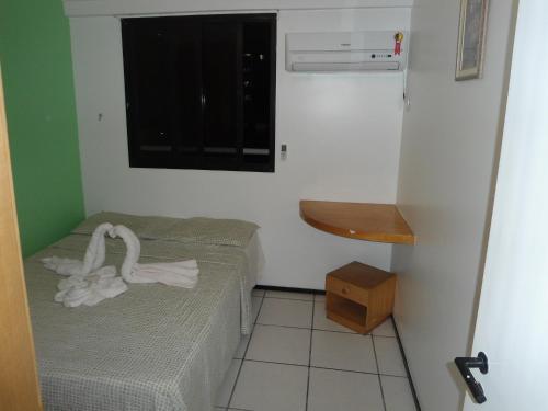 a small room with two beds and a window at Porto de Iracema Vista Mar in Fortaleza