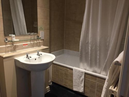 Kylpyhuone majoituspaikassa Royal Hotel by Greene King Inns