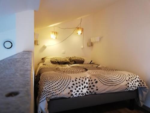 - une chambre dotée d'un lit avec des draps à motifs léopards dans l'établissement Marmotte, à Gérardmer