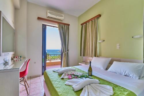 Nanakis Beach Luxury Apartments في ستافروس: غرفة نوم مع سرير وإطلالة على المحيط