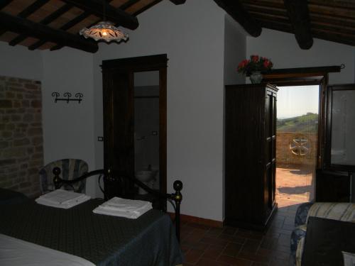 1 dormitorio con 1 cama y puerta que da a un patio en Azienda Agrituristica Colle San Giorgio, en Castiglione Messer Raimondo