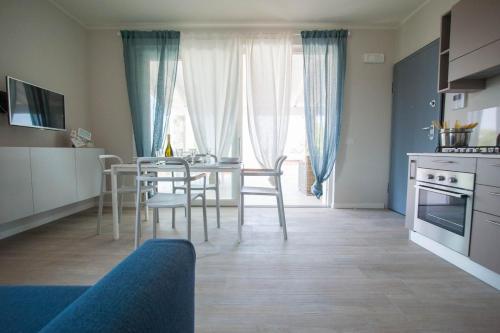 a kitchen and dining room with a table and chairs at Italianflat - Maison du Lac in Lazise