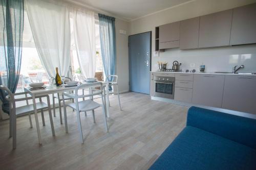 a kitchen and dining room with a table and chairs at Italianflat - Maison du Lac in Lazise