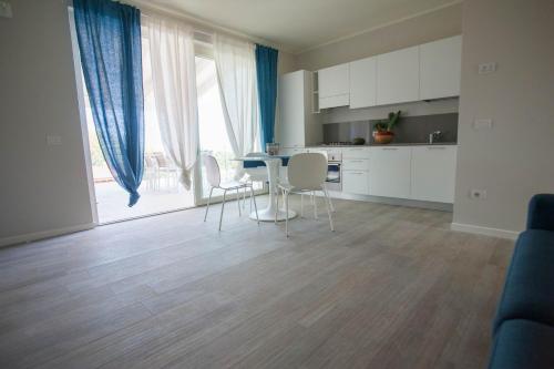 a kitchen and dining room with a table and chairs at Italianflat - Maison du Lac in Lazise