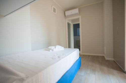 a bedroom with a white bed with a blue bed frame at Italianflat - Maison du Lac in Lazise