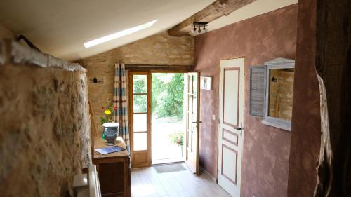 a hallway with a door leading to a room at Domaine Les Miquels in Castelnau-de-Montmiral