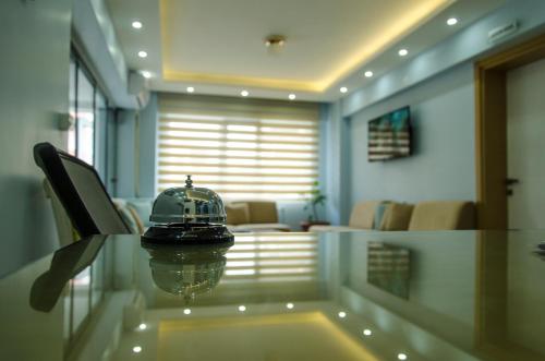 a glass table with a helmet sitting on top of it at Çanakkale Venüs Pansiyon in Canakkale