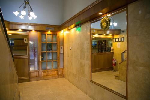 um corredor com espelhos nas paredes de um edifício em Hotel Selby em San Juan