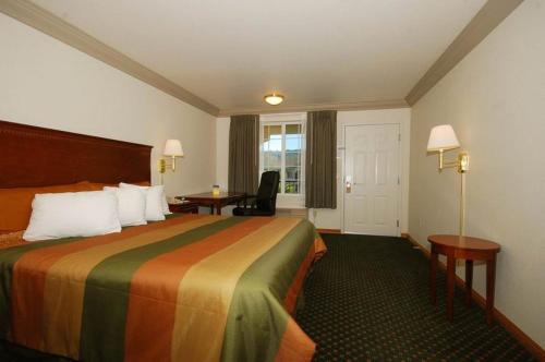 Ένα ή περισσότερα κρεβάτια σε δωμάτιο στο Cloverdale Wine Country Inn & Suites