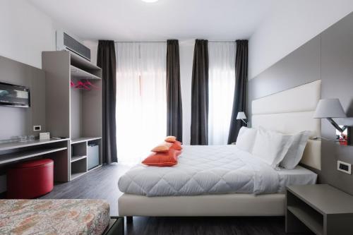 um quarto de hotel com uma cama com um urso de peluche em Hotel Cala Di Forno em Fonteblanda