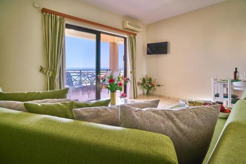 Μια τηλεόραση ή/και κέντρο ψυχαγωγίας στο Nanakis Beach Apartments