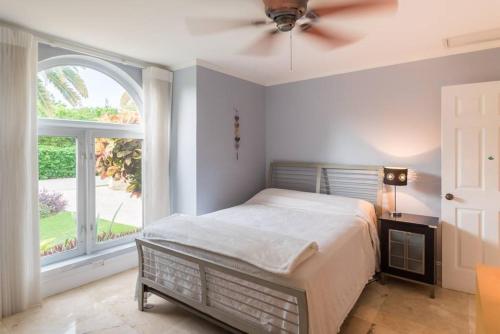 Ένα ή περισσότερα κρεβάτια σε δωμάτιο στο Lime Tree Villa - Canal Front