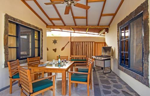 uma sala de jantar com mesa e cadeiras em Galapagos Cottages em Puerto Ayora