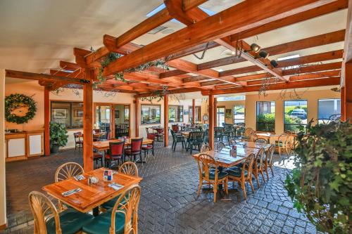 Hagerman Valley Inn في Hagerman: غرفة طعام مع طاولات وكراسي خشبية