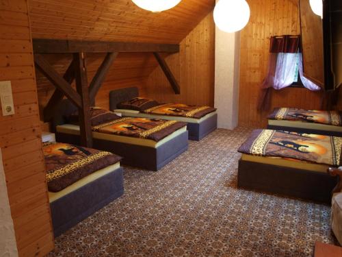 ハーゲンにあるWaldhotel Lembergのベッド4台 木製の壁のドミトリールーム