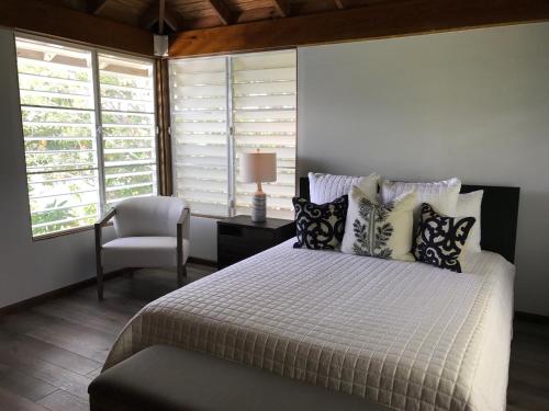 Tempat tidur dalam kamar di Oceania Villas