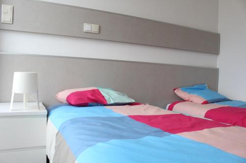 サンタ・マリア・ダ・フェイラにあるCasa Viriatoのベッドルーム1室(隣り合わせのベッド2台付)
