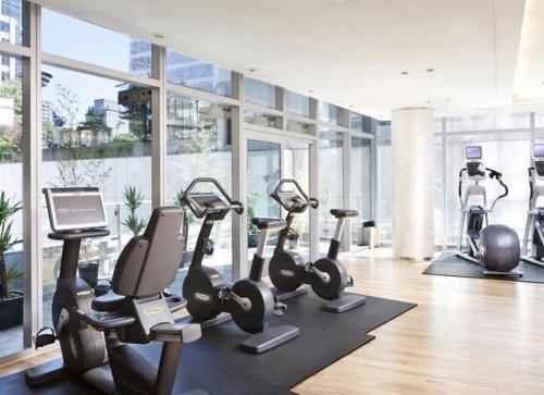 
The fitness center and/or fitness facilities at Rosewood Hotel Georgia
