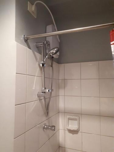 Ένα μπάνιο στο 1BR with Balcony Overlooking Pool Chateau Elysee Near NAIA