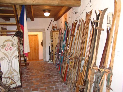 a bunch of skis are lined up against a wall at Penzion Olesnice in Zlatá Olešnice