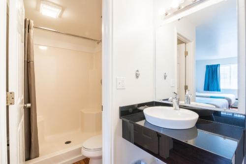 Bilik mandi di Motel 6-Rigby, ID