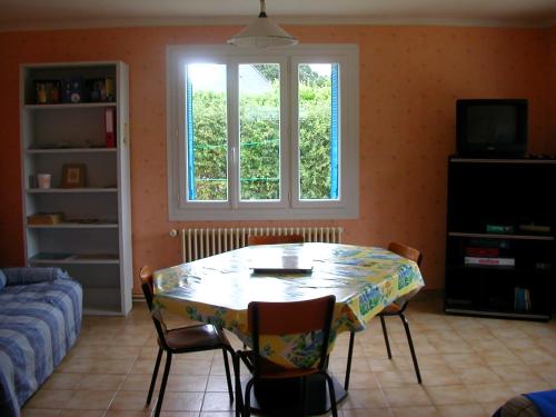 TheixにあるGîte de Kérisuitのリビングルーム(テーブル、椅子、窓付)
