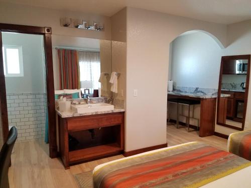 Cama ou camas em um quarto em Shoshone Inn