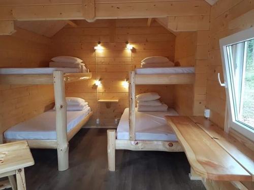 pokój z 3 łóżkami piętrowymi w drewnianym domku w obiekcie Kalana Holiday Resort w mieście Kalana