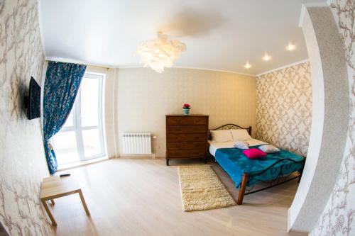 オムスクにあるRENT-сервис Apartamenty na Uchebnoi, 20の小さなベッドルーム(ベッド1台、窓付)