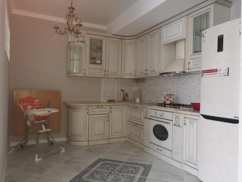 Una cocina o cocineta en Apartment on Klubnichnaya 76
