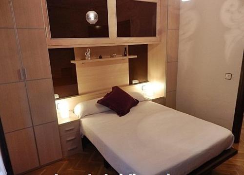 a small bedroom with a bed and a desk at Apartamento Norte Comfort in Salamanca