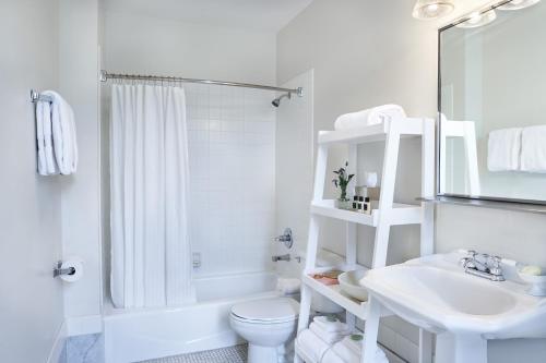 ein weißes Badezimmer mit Toilette und Waschbecken in der Unterkunft Inn at Carnall Hall in Fayetteville