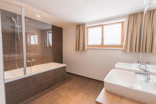 Ein Badezimmer in der Unterkunft Pension Max SUMMERCARD INCLUDED