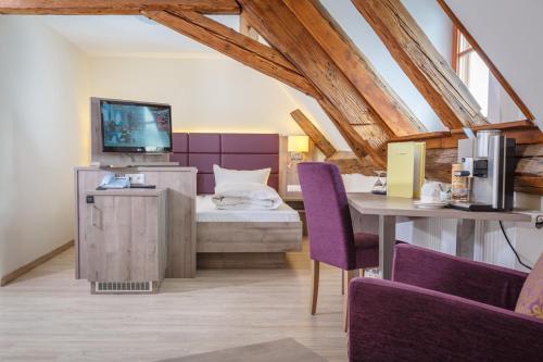 Телевизор и/или развлекательный центр в AKZENT Hotel Sternen