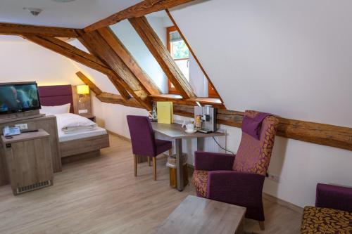 Телевизор и/или развлекательный центр в AKZENT Hotel Sternen