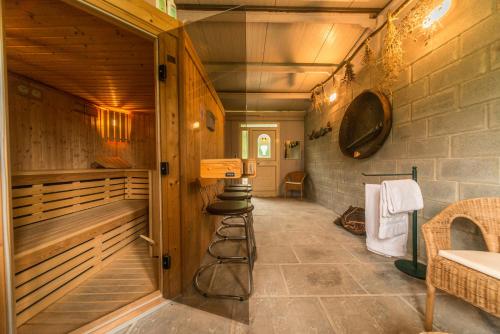 Habitación con lavabo y baño con paredes de madera. en Il Poggiolo ai Casini, en Scopeti