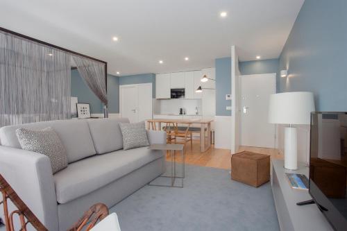 Downtown Luxury Studio with Balcony by Liiiving