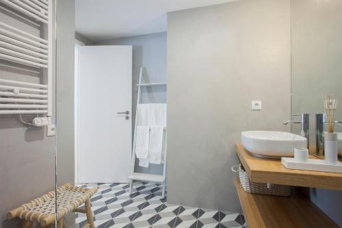 Downtown Luxury Studio with Balcony by Liiiving